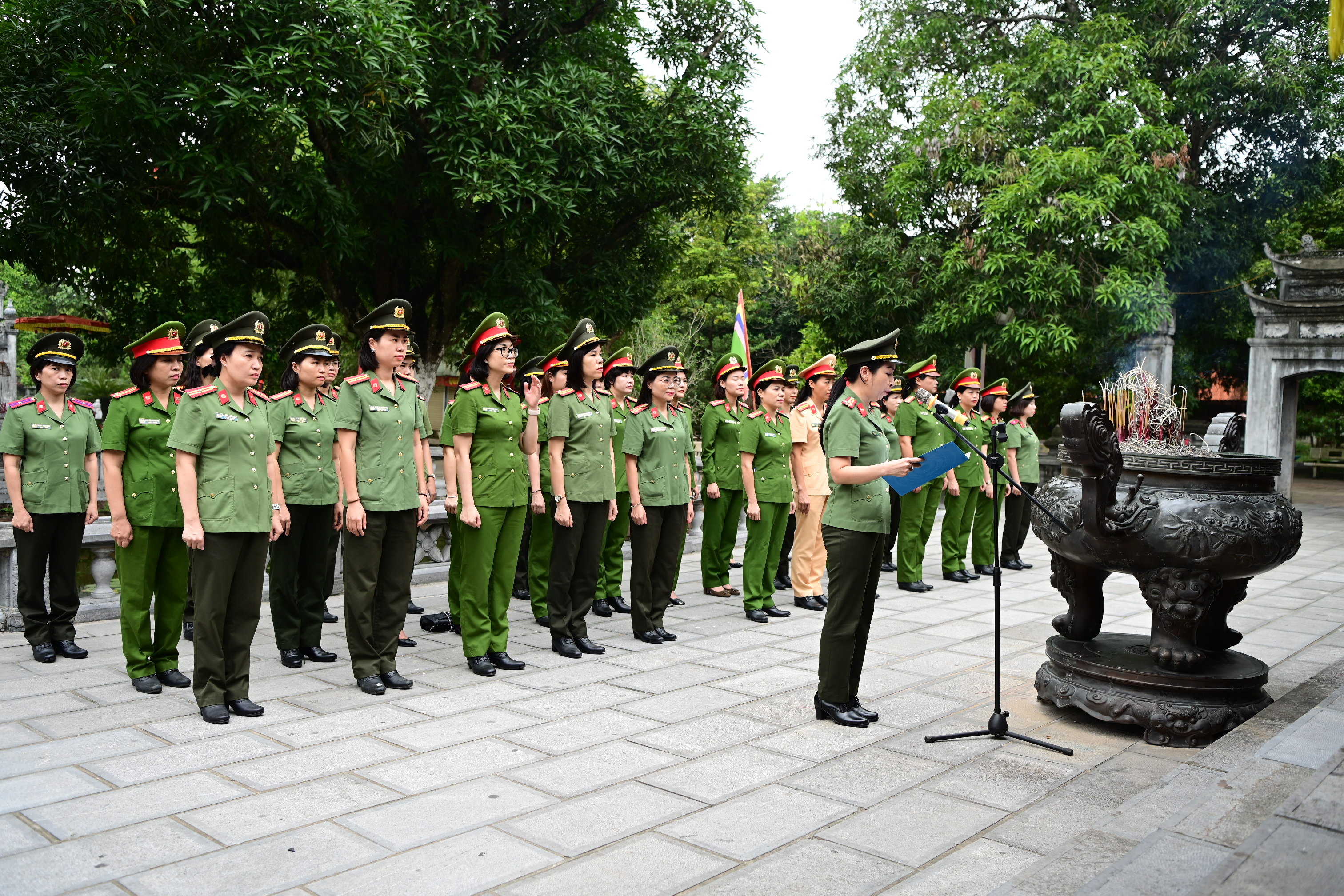 Hội Phụ nữ Công an thành phố về nguồn, báo công tại Đền Hai Bà Trưng